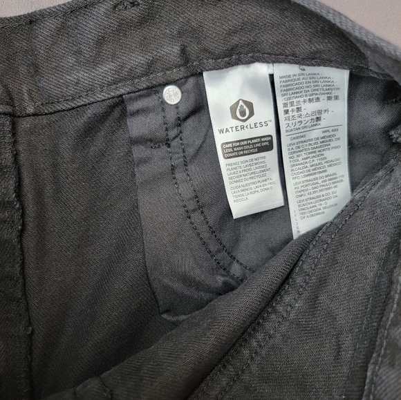 Levi's High Waisted Mom Jeans Women Long Pants Black Rips Denim Size  31 x 27 - Picture 11 of 12